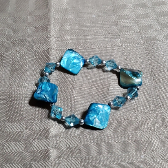Aqua Shell and Crystal stretch bracelet (25) - Picture 2 of 3